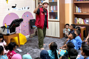 Suasana kegiatan Pojok Baca dan Layanan Permata di Rusun Nagrak